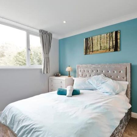 Stayinwoking At 30 Woodlands Horsell Exterior foto