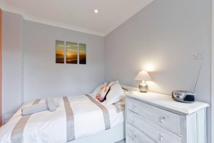 Stayinwoking At 30 Woodlands Horsell Exterior foto