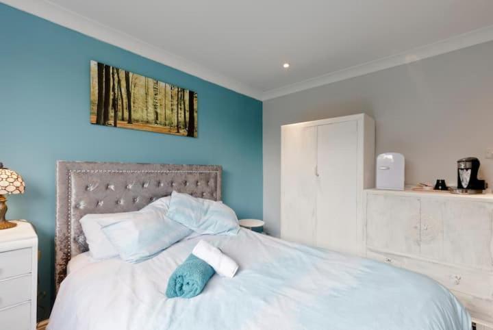 Stayinwoking At 30 Woodlands Horsell Exterior foto