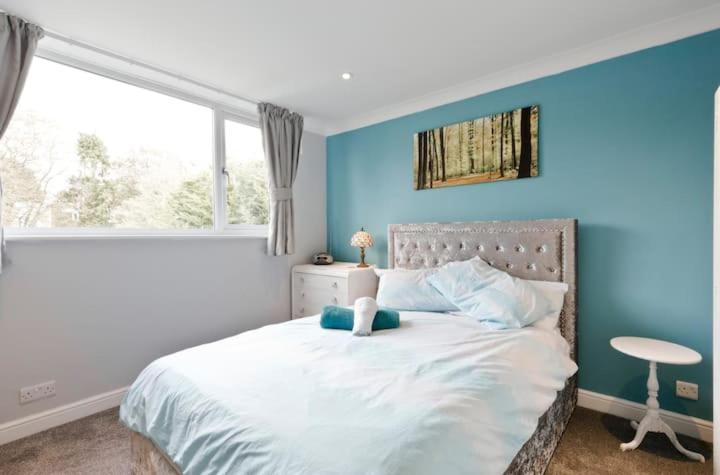 Stayinwoking At 30 Woodlands Horsell Exterior foto